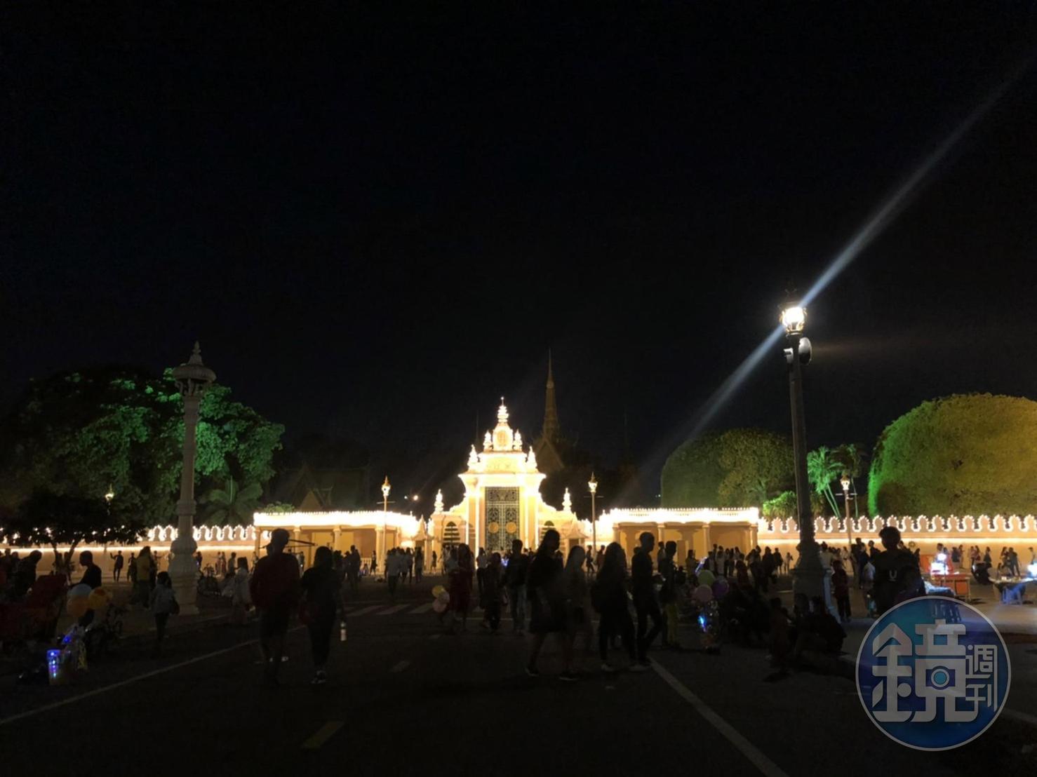 2019最後一天,金邊的人民到皇宮前準備跨年。