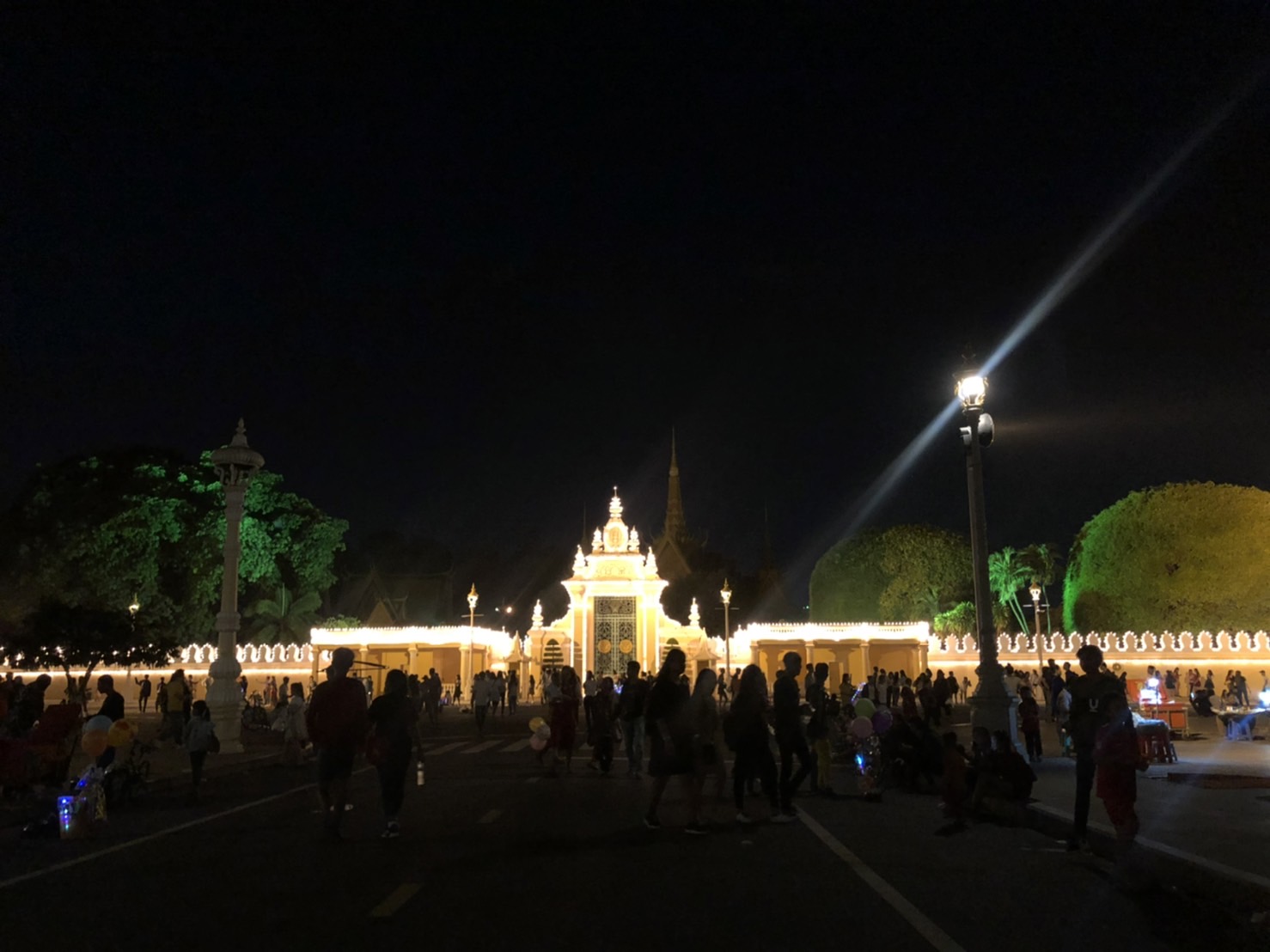 2019最後一天，金邊的人民到皇宮前準備跨年。