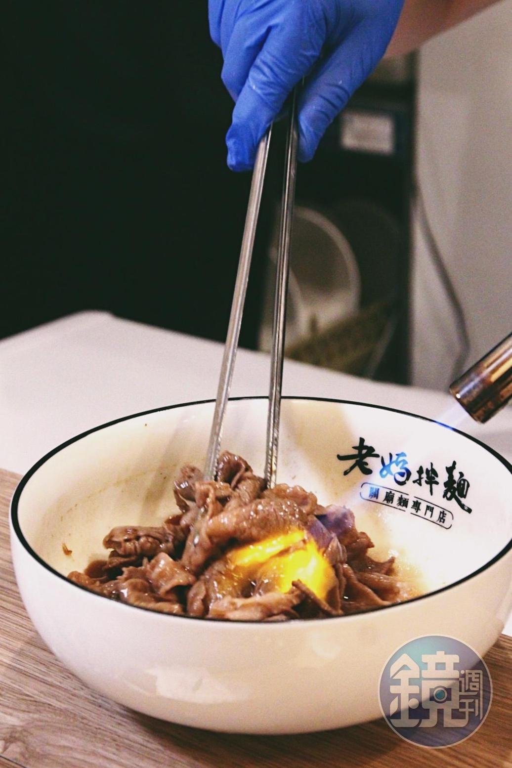 師傅不只拌麵,也在碗中拌肉炙燒,畫面令人垂涎。