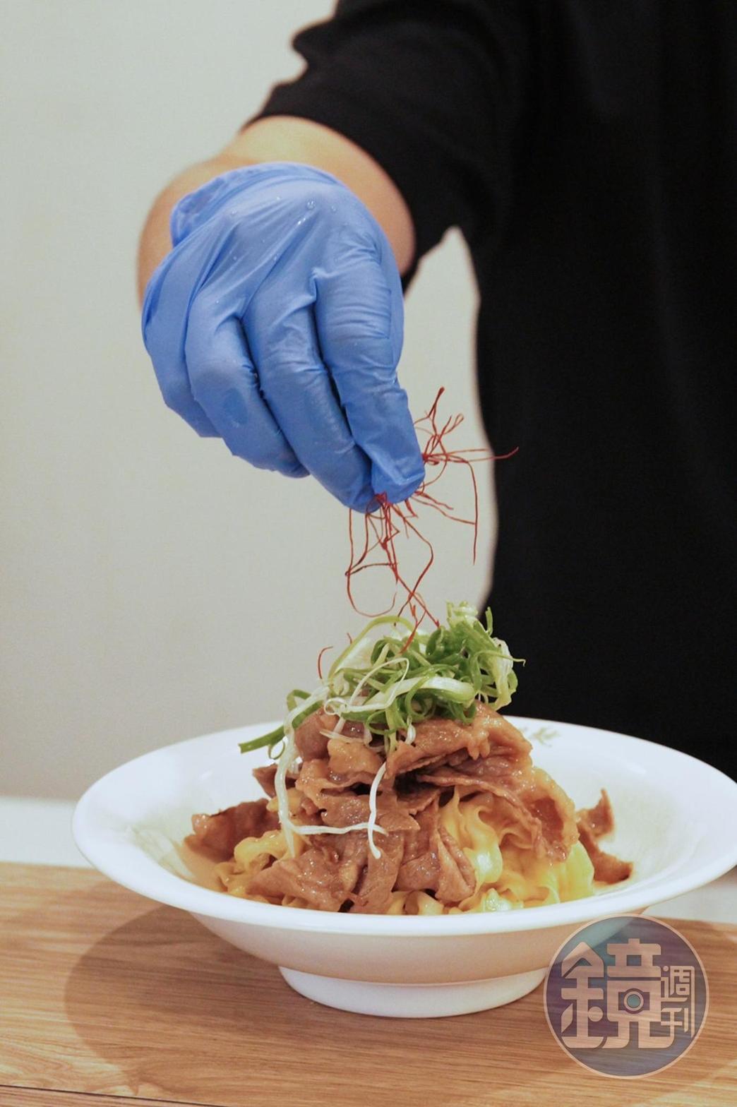 「炙燒無骨牛小排椒麻拌麵」肉的份量夠大氣,加上如寬緞帶般的拌麵,飽足感沒話說。(420元/套餐,含前菜、湯)