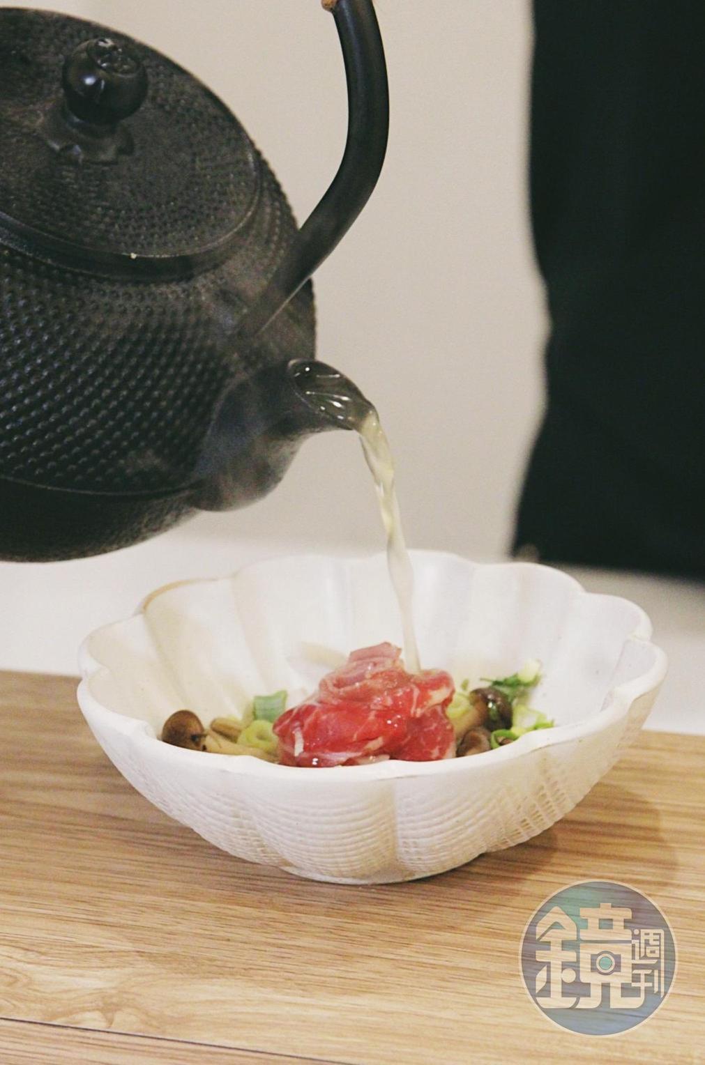 「手沖牛肉湯」溫潤順口,暖胃也暖心。