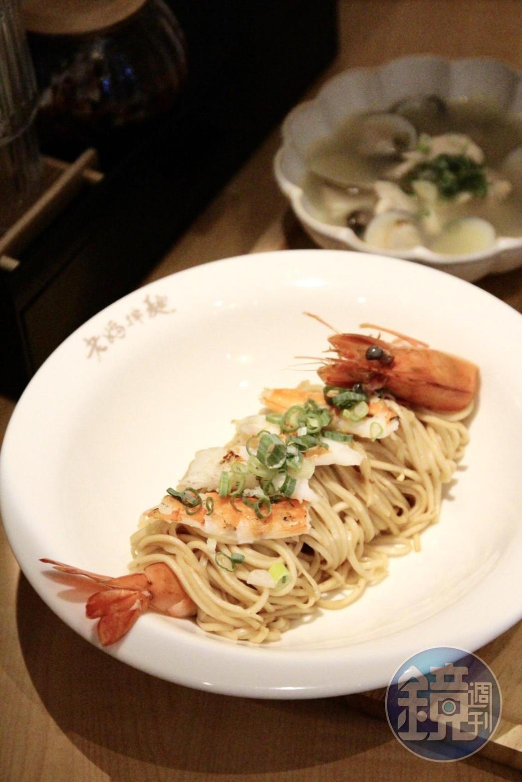 如同西式擺盤的「香煎大蝦蔥油拌麵」,令人大嘆其高CP值。(290元/套餐,含前菜、湯)。