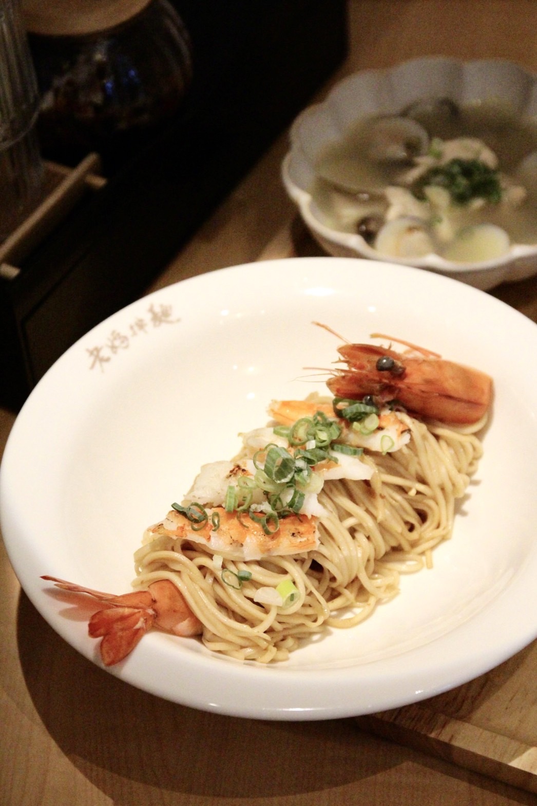如同西式擺盤的「香煎大蝦蔥油拌麵」，令人大嘆其高ＣＰ值。（290元／套餐，含前菜、湯）。