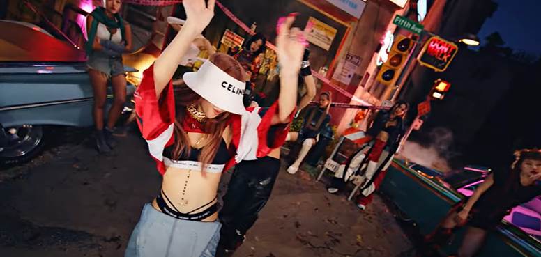 Lisa戴CELINE男裝系列LOGO鐘形帽拍新MV。（翻攝自YOUTUBE）