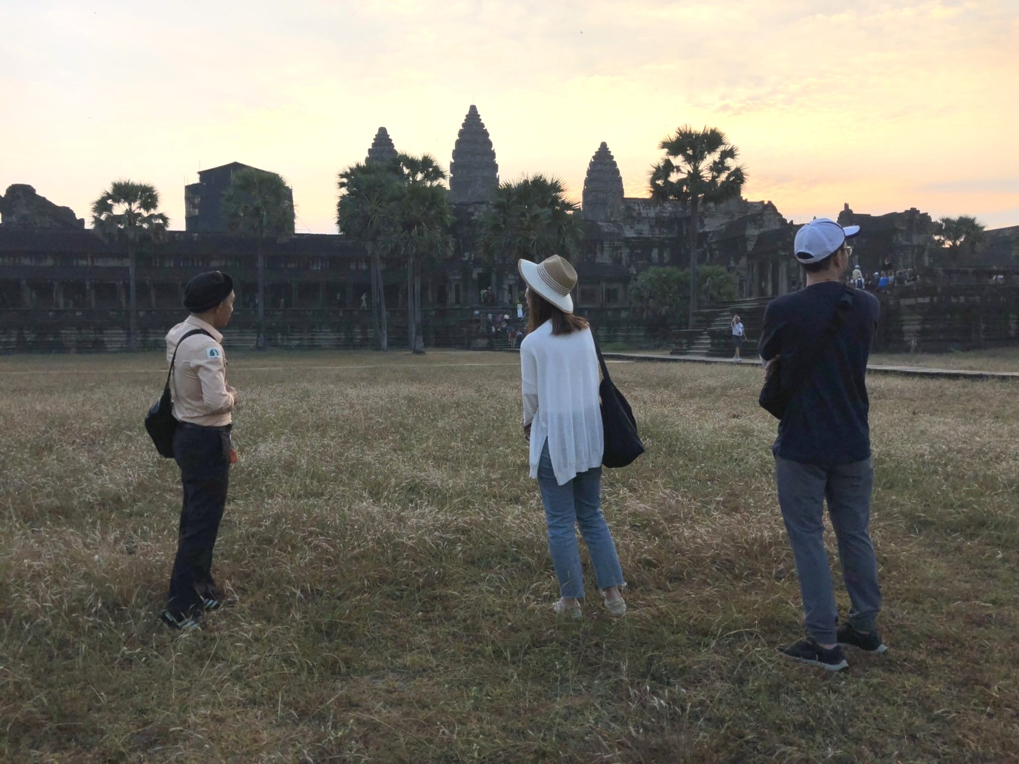 小吳（左）是吳哥窟當地領有國家證照的華語導覽員，曾在台灣念過5年佛學院，接待過許多台灣自助旅行遊客。