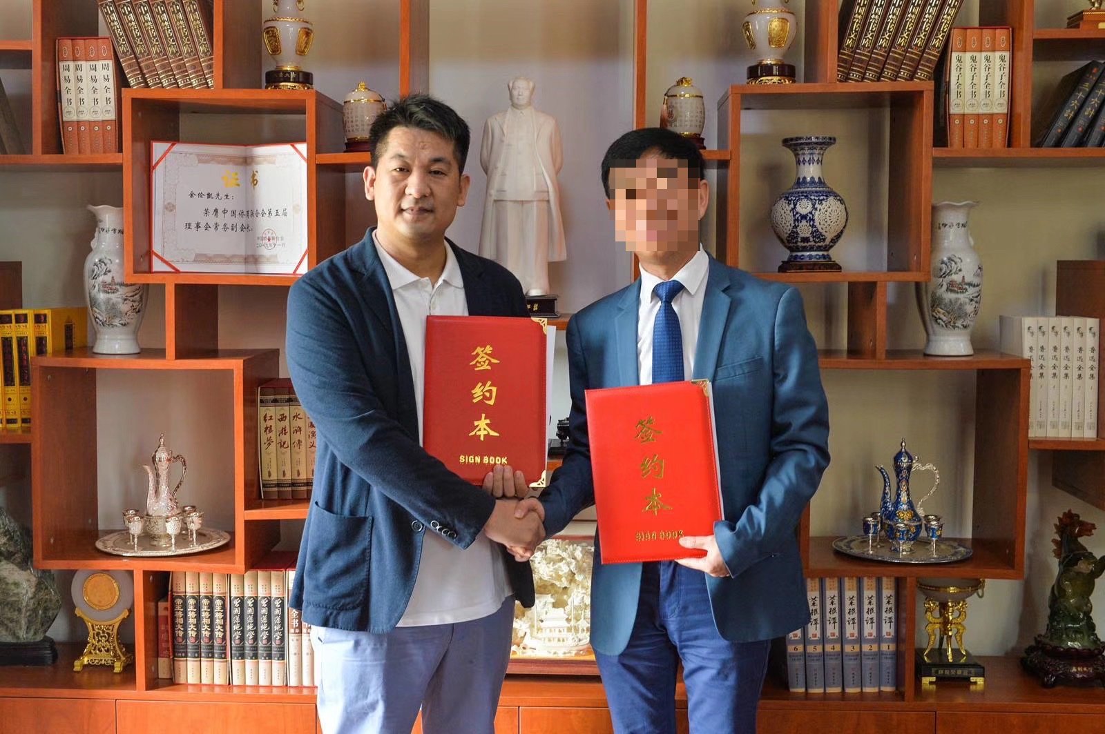 A先生（右）曾與佘凱倫（左）共事，合作洽談商業發佈會及併購案。（讀者提供）