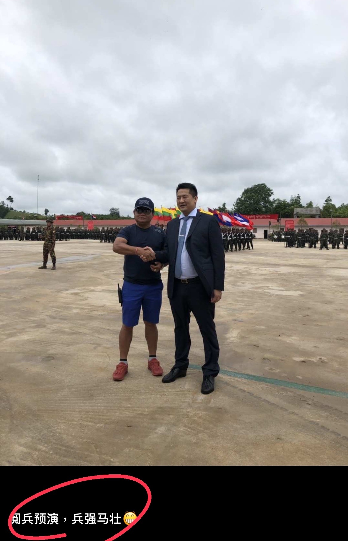 佘凱倫在緬甸關係良好，曾參與閱兵活動。（讀者提供）