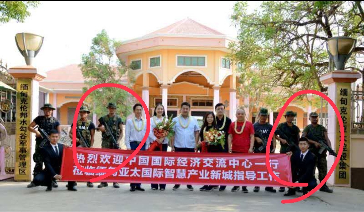佘凱倫與緬甸民兵一同接見中國智庫參訪團。（讀者提供）