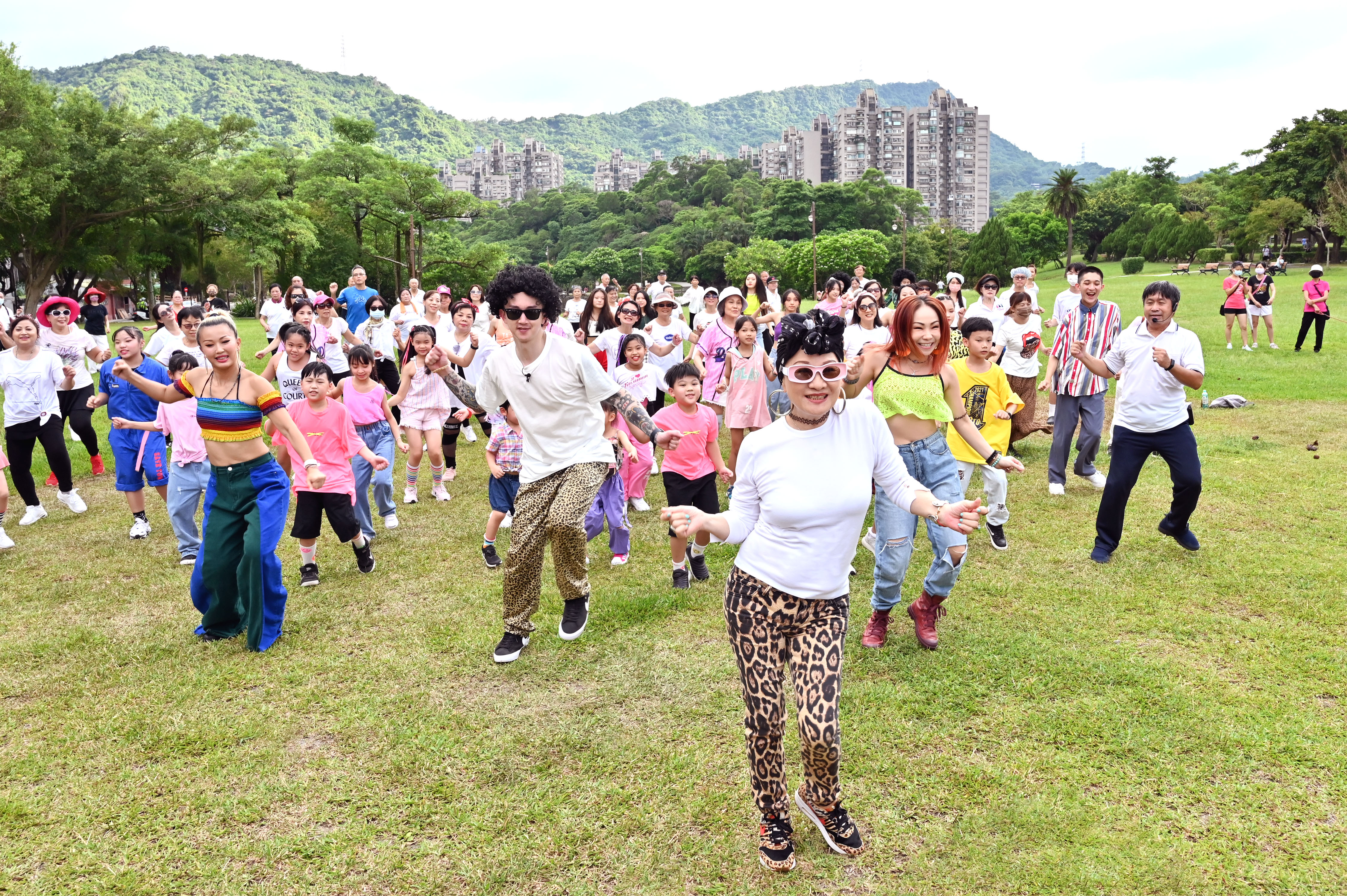 比莉快閃南港公園，和上百位民眾一起熱跳〈什麼都不必說〉廣場舞。（環球唱片提供）