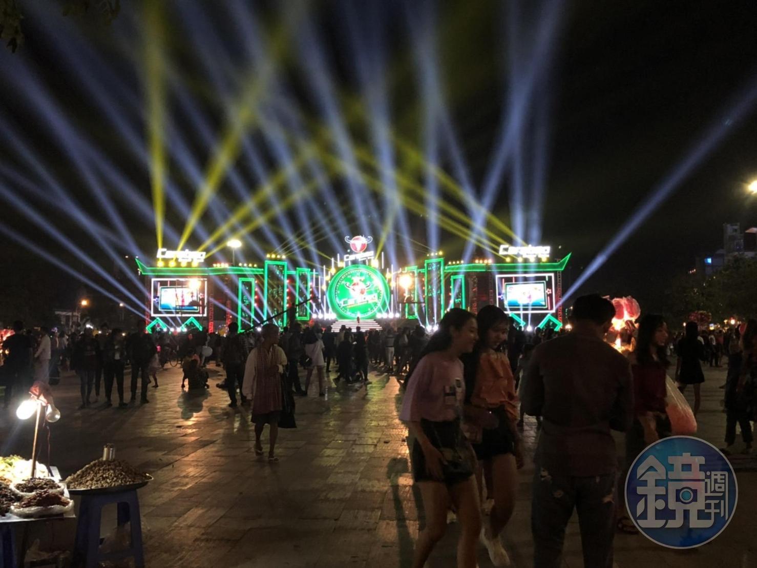 不同街區有搭建不同舞台,聲光效果強烈。