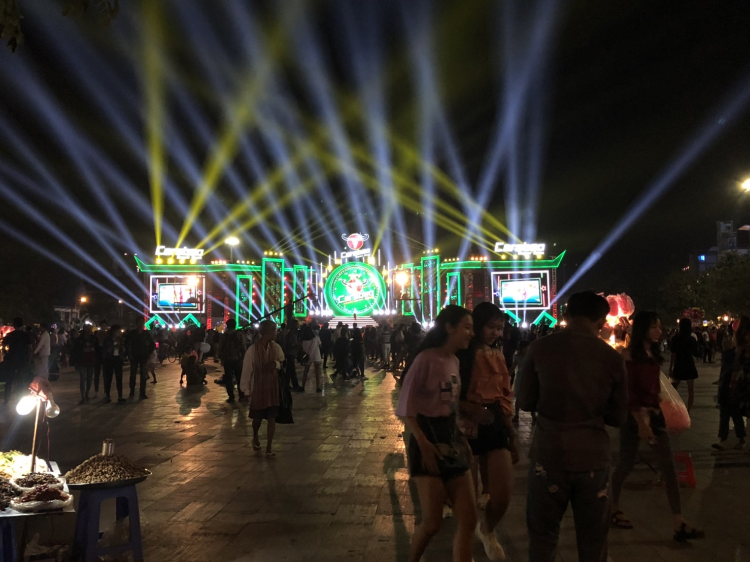 不同街區有搭建不同舞台，聲光效果強烈。