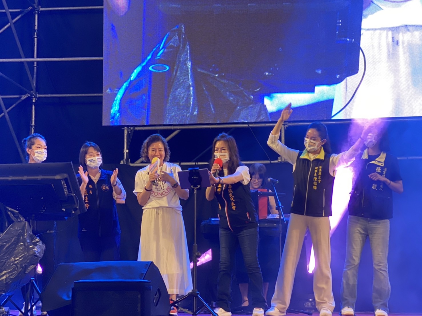 苗栗縣長徐耀昌夫人蔡麗卿（白衣者）現身力挺鍾東錦。（鍾東錦服務處提供）