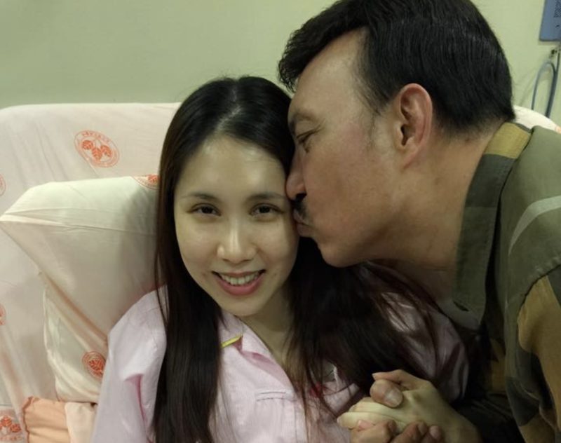余天陪著愛女余苑綺對抗病魔多年。(翻攝自李亞萍臉書)