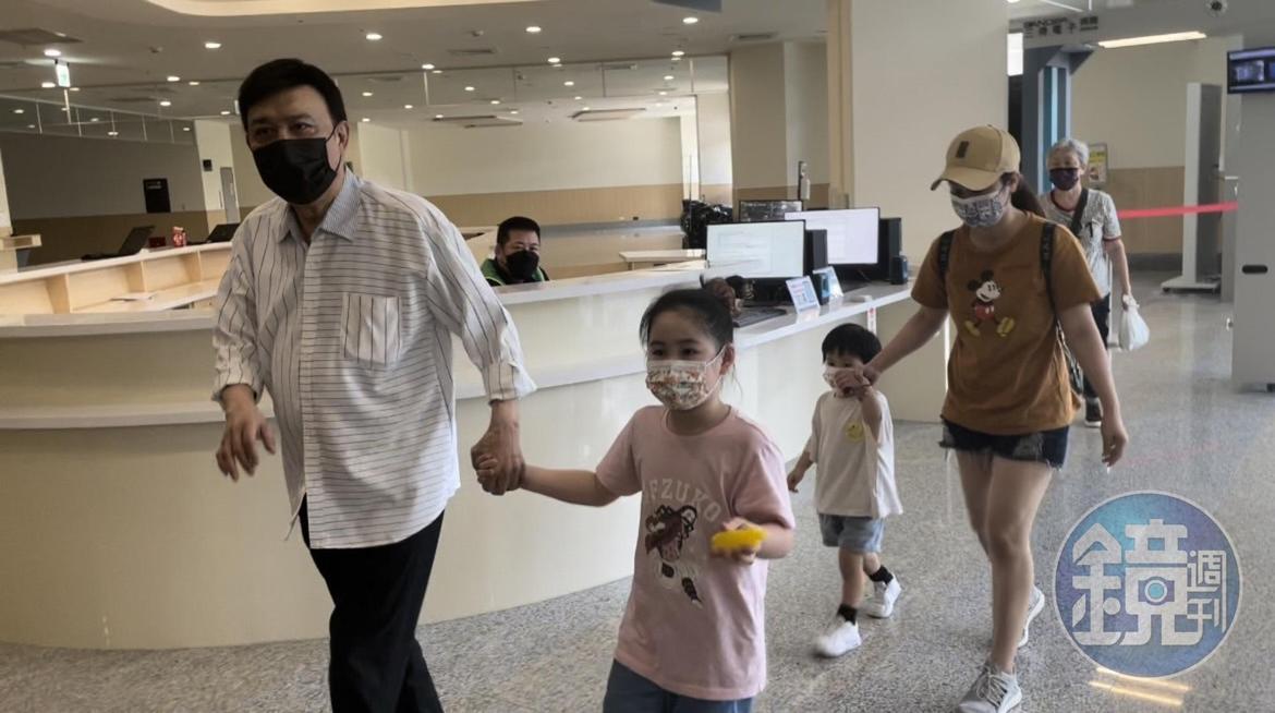 余天下午緊急帶著孫子女去醫院探視余苑綺。(讀者提供)