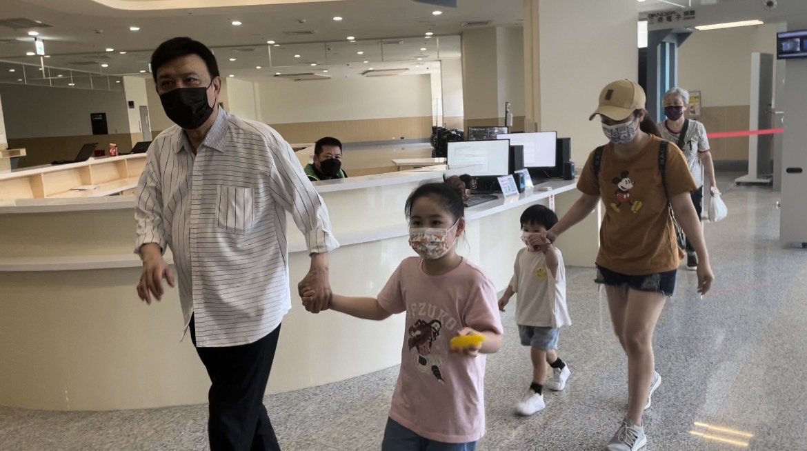 余天下午緊急帶著孫子女去醫院探視余苑綺。（讀者提供）