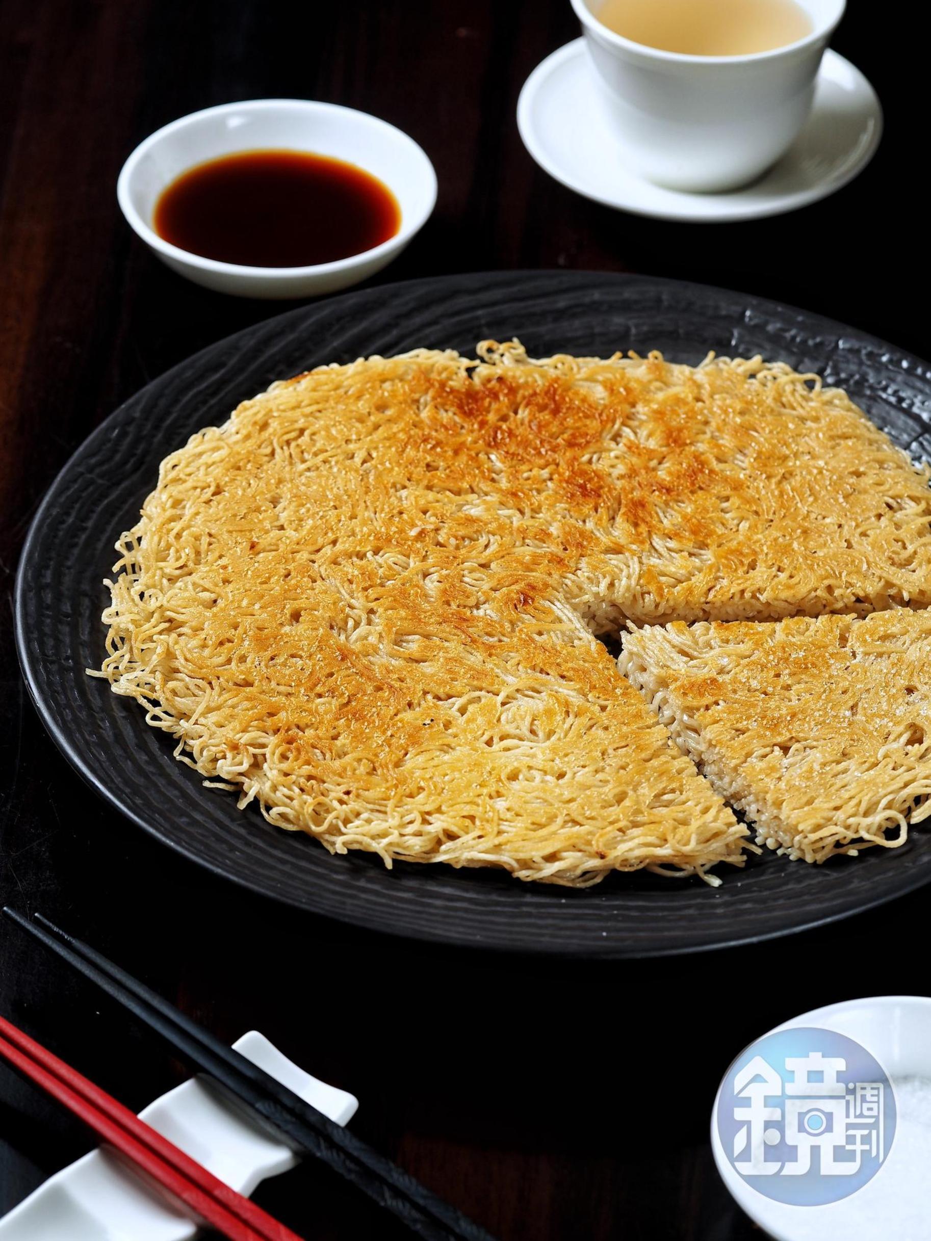 「湯種潮州煎伊麵」把自製鹼水麵做成Pac-man，麵條酥炸定型後不斷淋上高湯增鮮，蘸砂糖或特製黑醋吃都迷人。（380元／份）