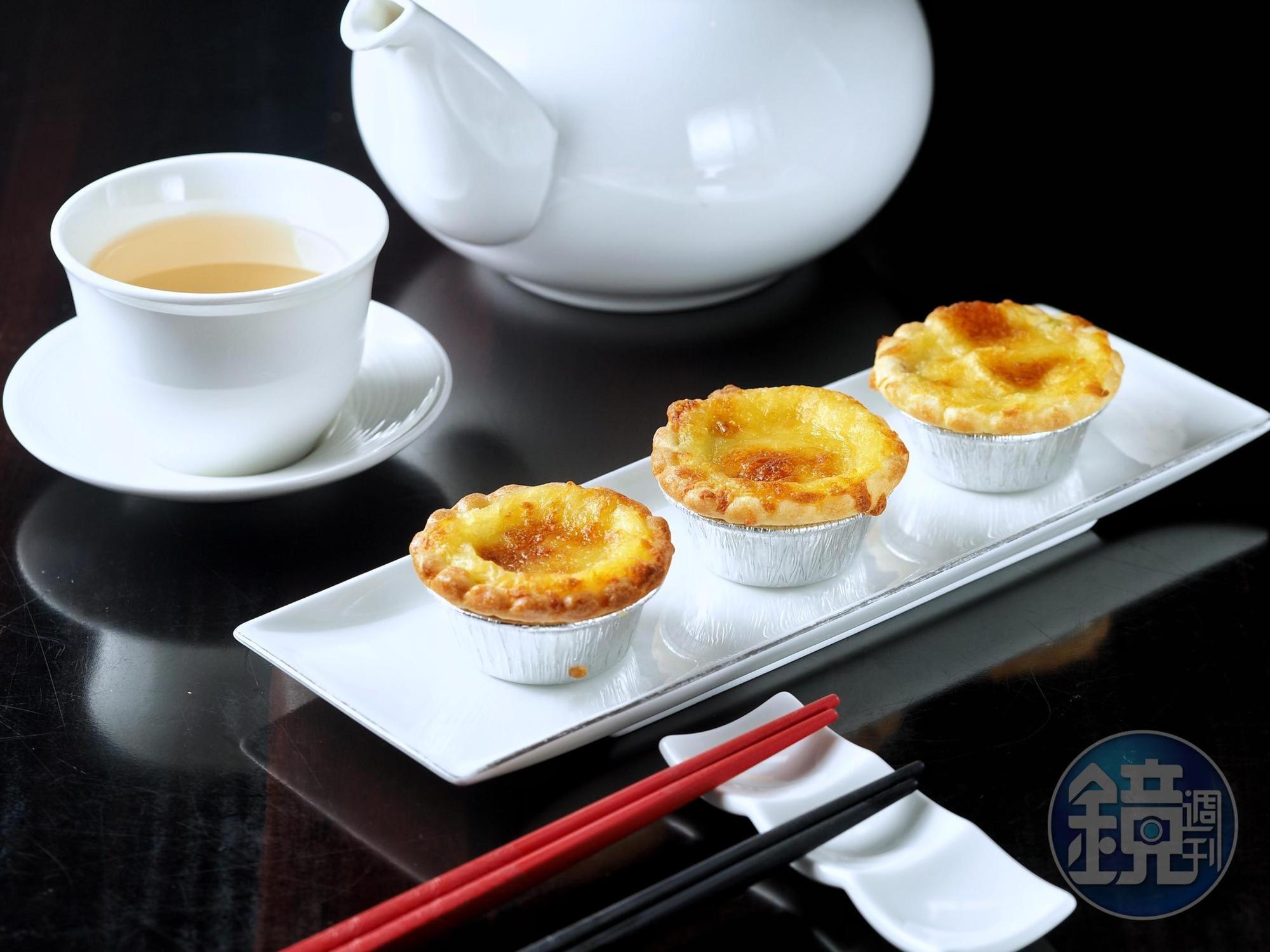 「芝士海鮮塔」塔皮酥香，趁熱咬下奶餡爆漿，白醬控必點。（280元／3個）