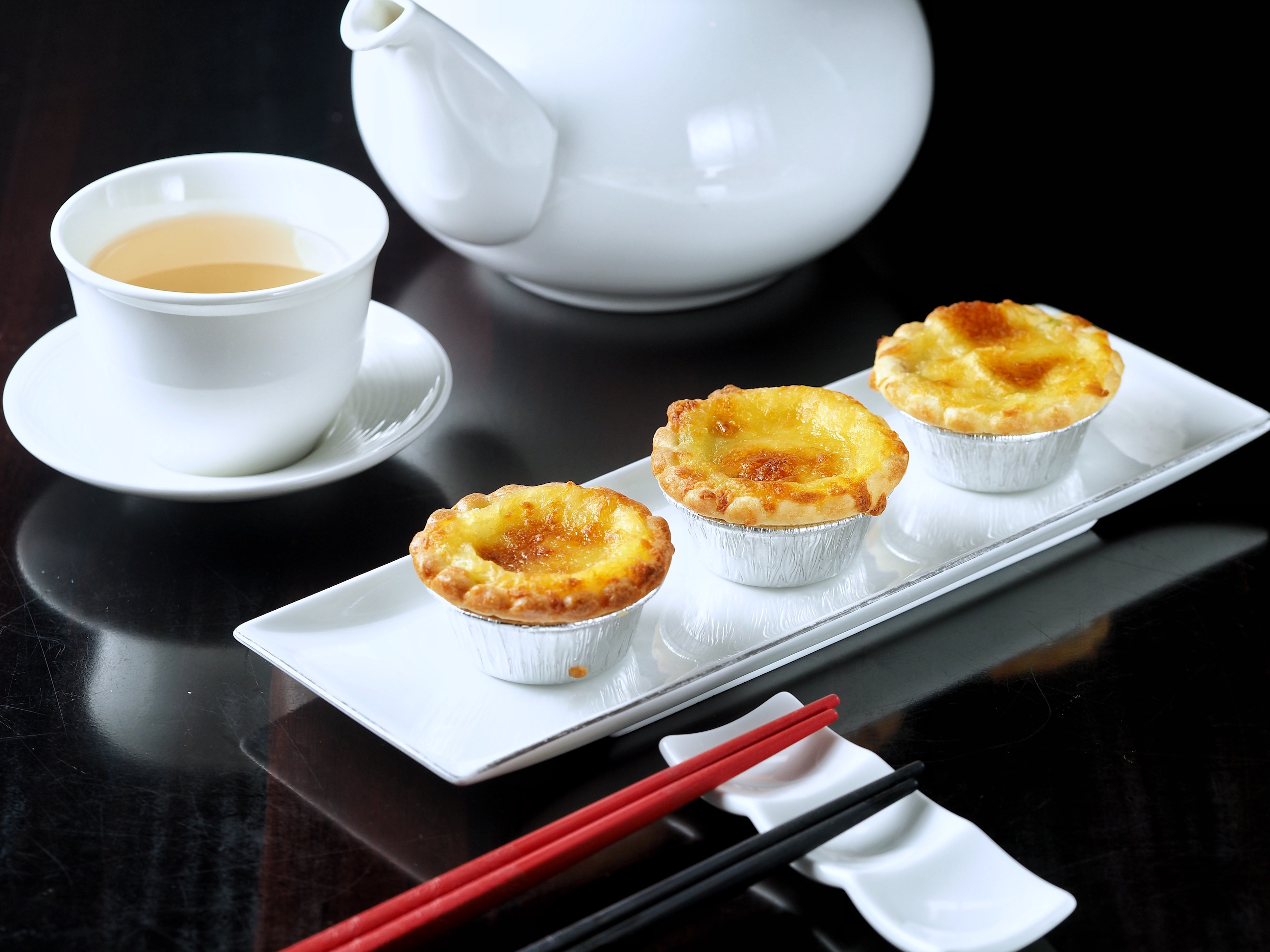「芝士海鮮塔」塔皮酥香，趁熱咬下奶餡爆漿，白醬控必點。（280元／3個）