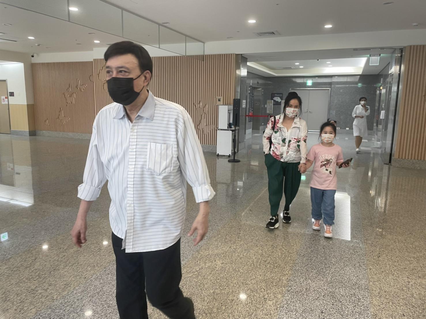 余天探視女兒余苑綺停留兩小時20分後離開醫院。(讀者提供)