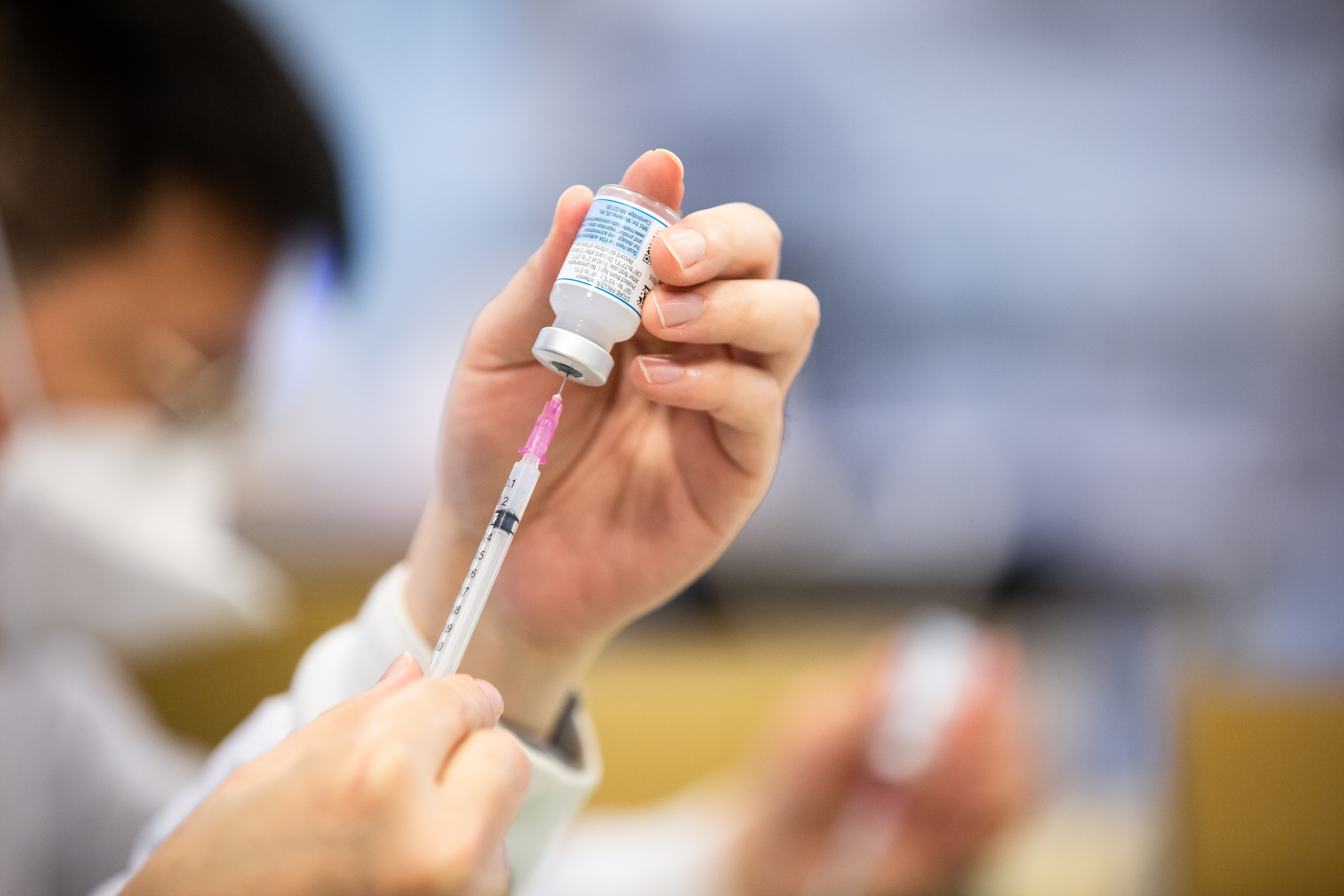 日本疫苗採購案今年4月就已公開，台灣疫苗採購案則為執政黨核定為「絕對機密」，將封存30年不公開。示意圖。