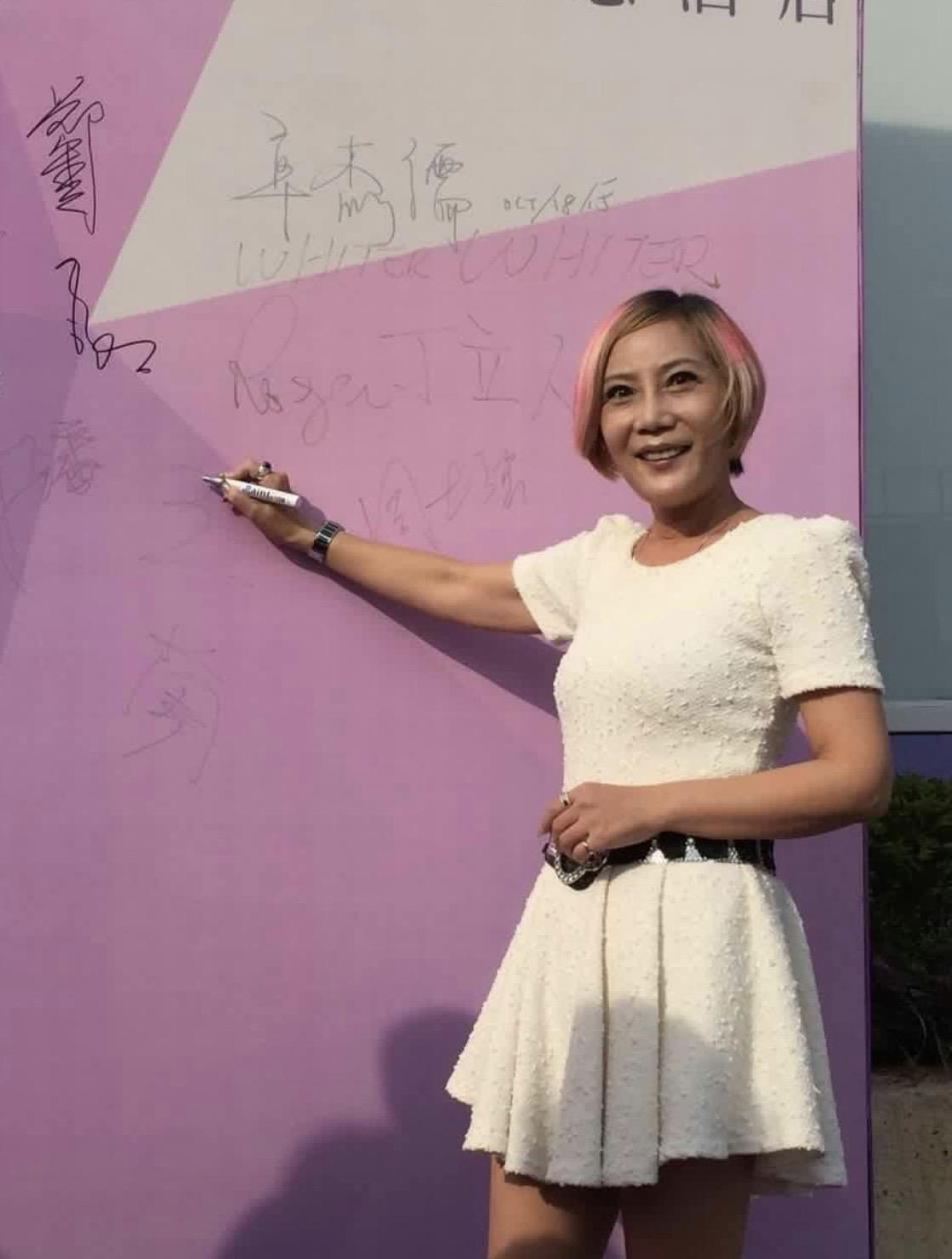 成功棄黑從影的王蘭。（翻攝王蘭臉書）