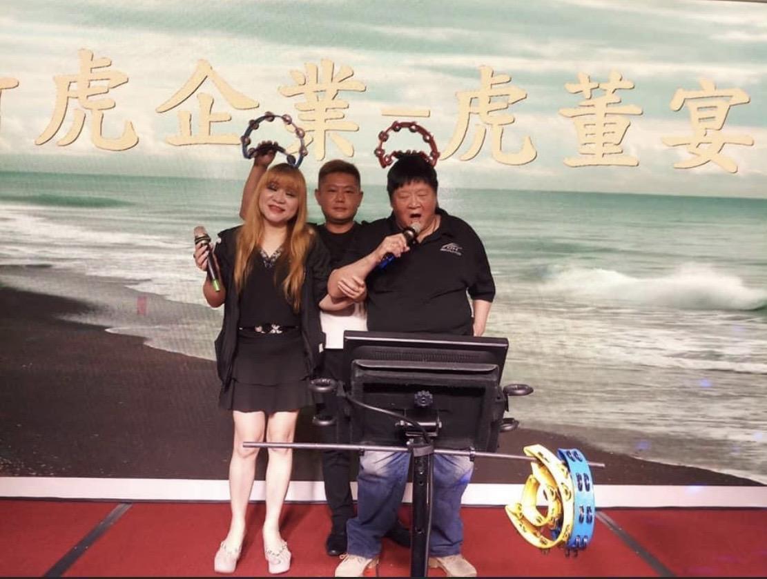 去年虎堂春酒，楞子上台唱歌。（翻攝蔡智偉臉書）