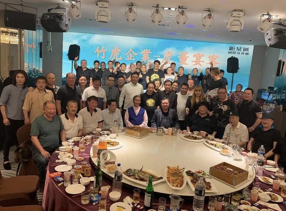 白狼參加前年竹虎堂春酒,巧碰罷韓期間,一度被傳干預罷韓,遭到警方關注。(翻攝蔡志偉臉書)
