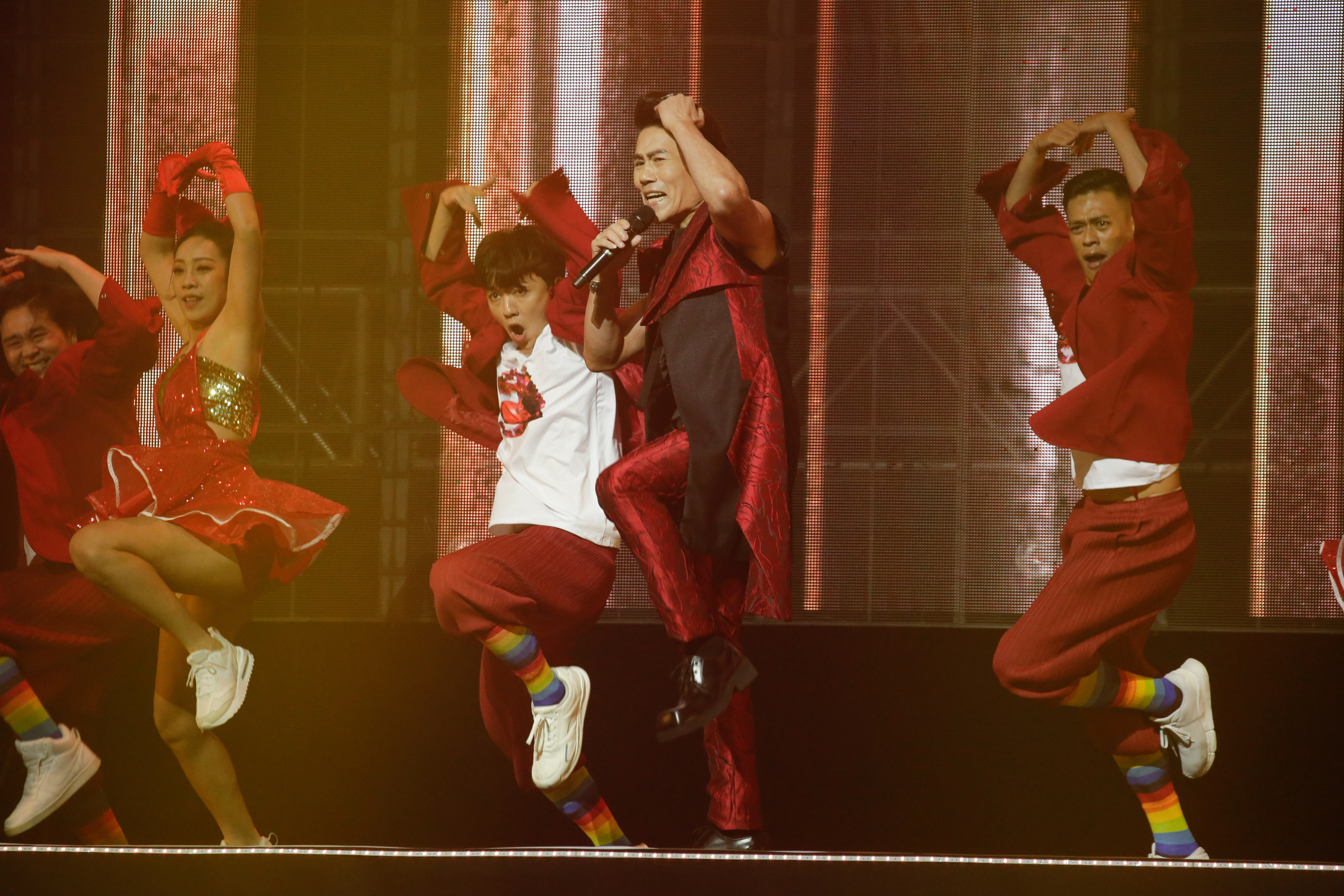 開場時,羅時豐一身黑紅勁裝、秀出結實臂膀。