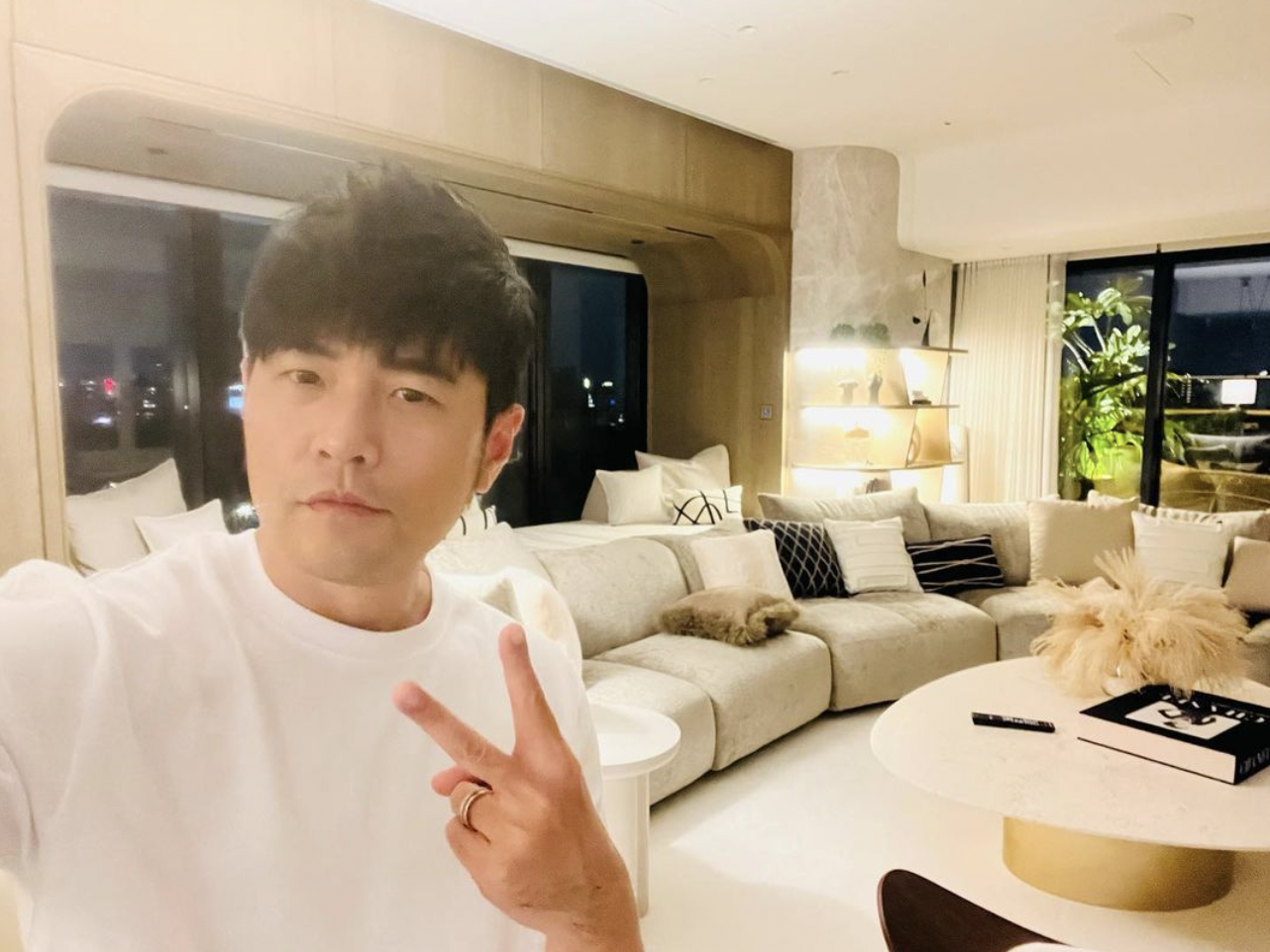 周杰倫昨無預警在IG曬出豪宅客廳裝潢，吸引13萬人朝聖。（翻攝周杰倫IG）