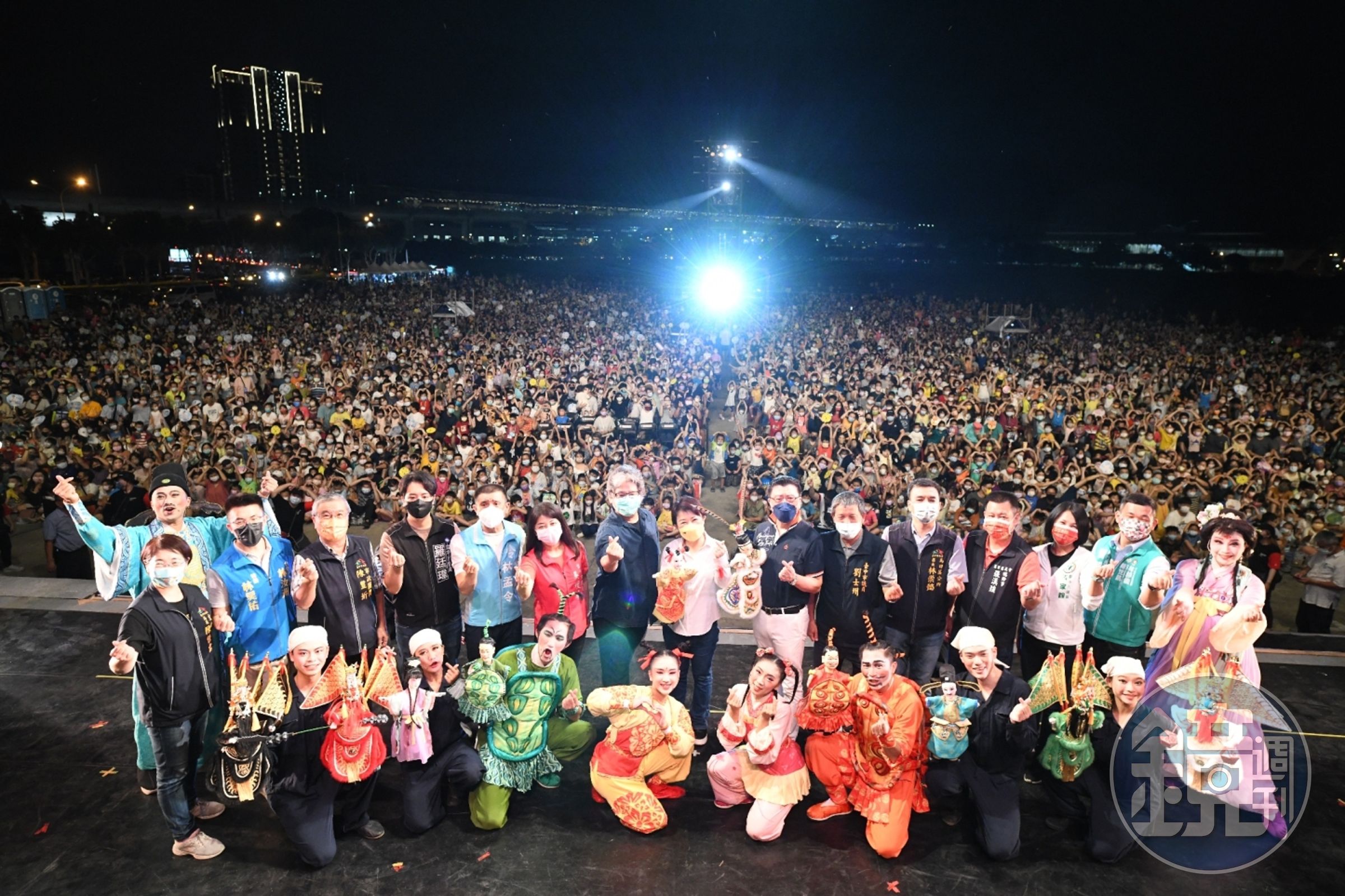 紙風車劇團創團30週年新作《哪吒鬧龍宮》台中戶外首演吸引萬人觀眾到場。（紙風車劇團提供）