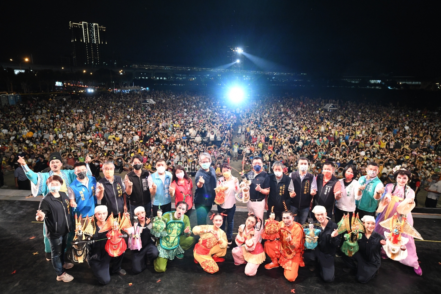 紙風車劇團創團30週年新作《哪吒鬧龍宮》台中戶外首演吸引萬人觀眾到場。（紙風車劇團提供）
