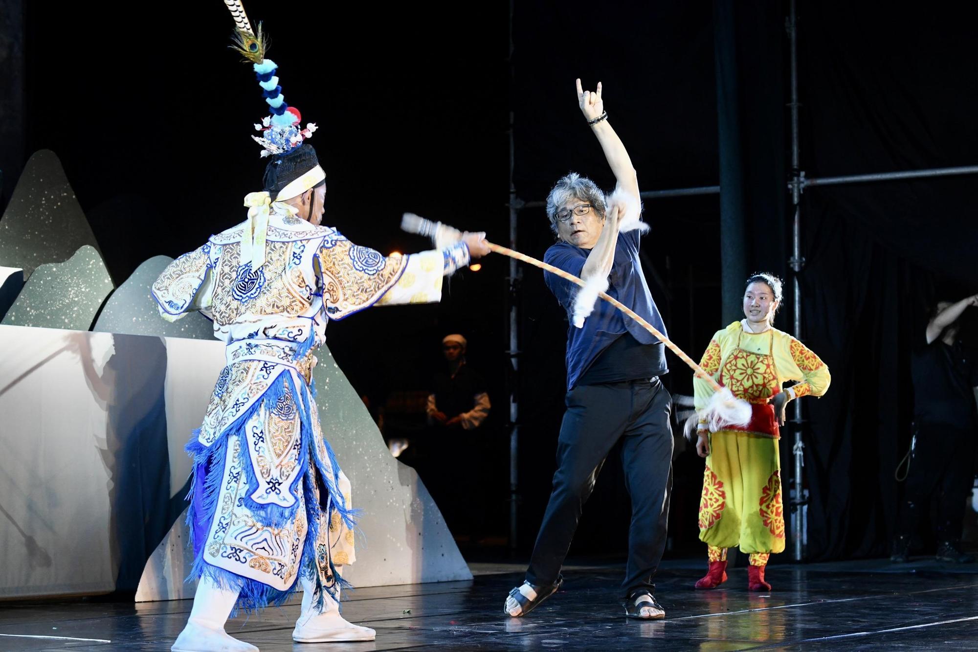 《哪吒鬧龍宮》台中戶外首演前一晚，創辦人李永豐親自上台進行武術動作指導。（紙風車劇團提供）