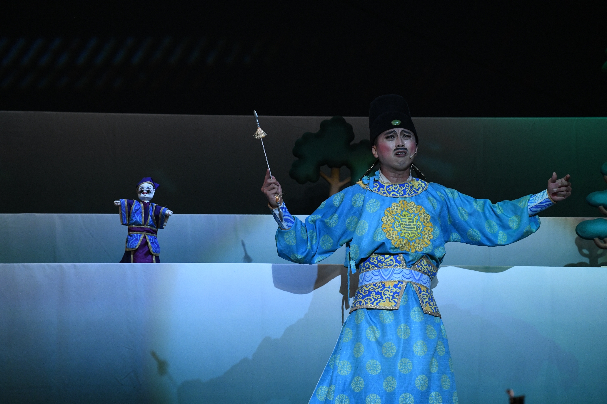 《哪吒鬧龍宮》戲偶全部重新製作，較標準戲偶放大快一倍。（紙風車劇團提供）