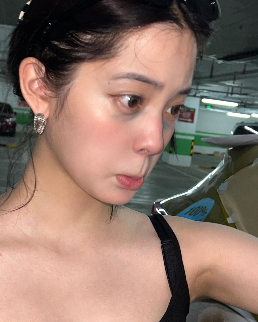 歐陽娜娜眼下一片烏青，一臉鬱卒。（翻攝自歐陽娜娜IG）