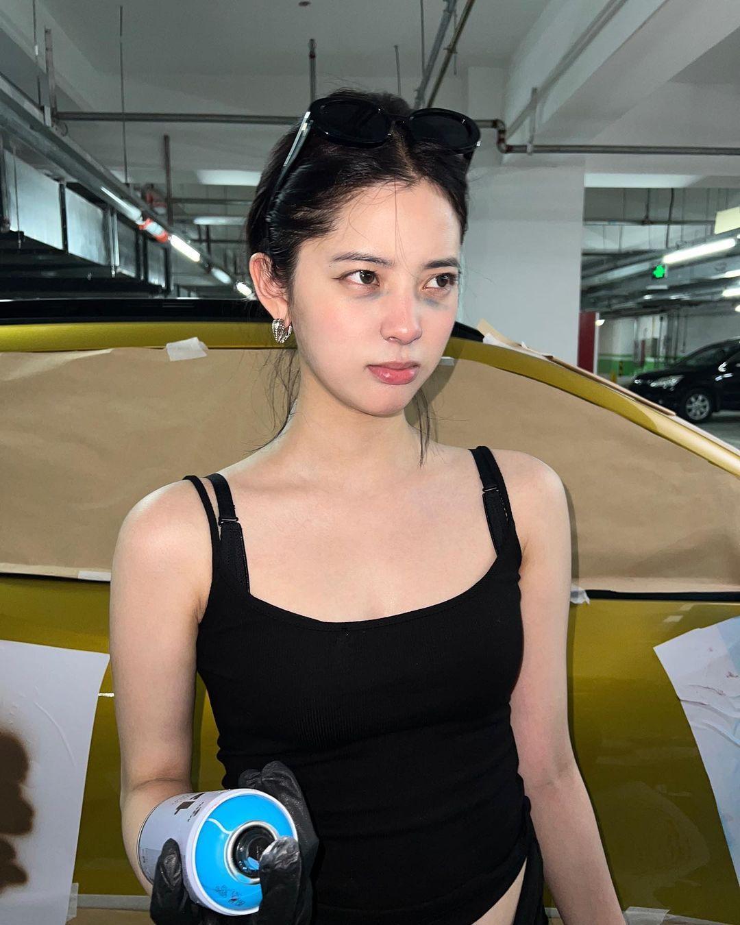 娜娜表示,也不知道顏料是怎麼上臉的?(翻攝自歐陽娜娜IG)