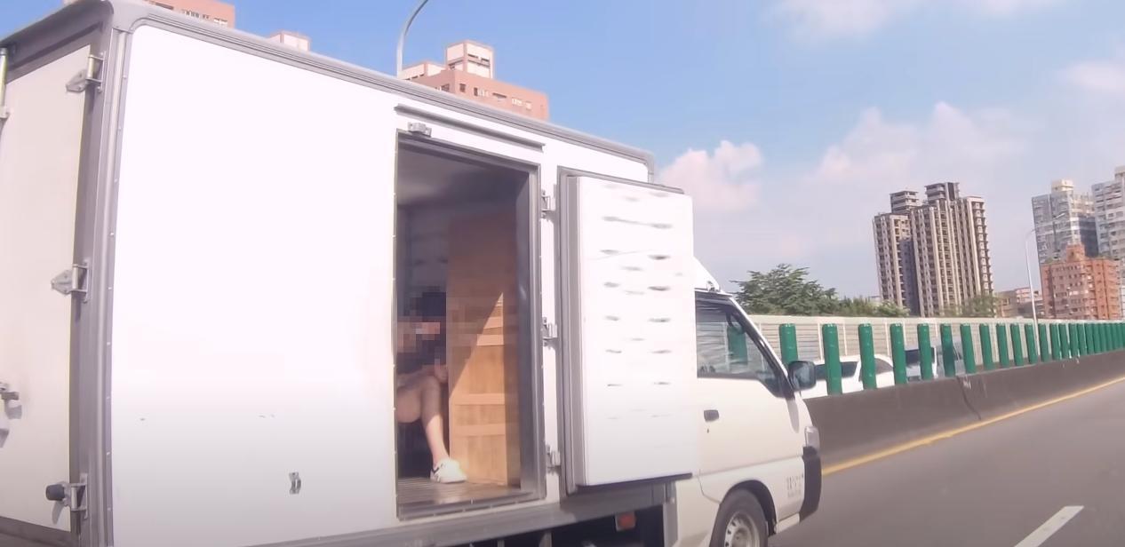 小貨車暗藏正妹,13秒影片瘋傳。(翻攝自「WoWtchout-地圖型行車影像分享平台」YouTube頻道)