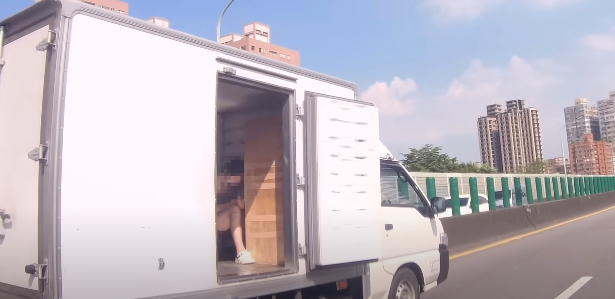 小貨車暗藏正妹,13秒影片瘋傳。(翻攝自「WoWtchout-地圖型行車影像分享平台」YouTube頻道)