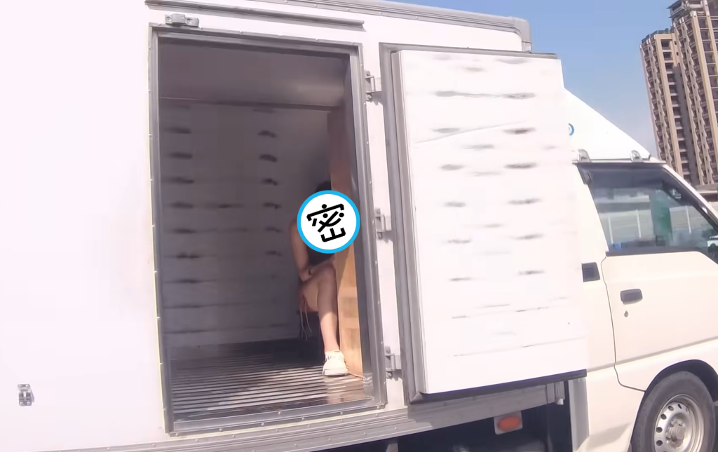 重機騎士在路上驚見小貨車門沒關,裡頭竟藏長腿辣妹。(翻攝自「WoWtchout-地圖型行車影像分享平台」YouTube頻道)