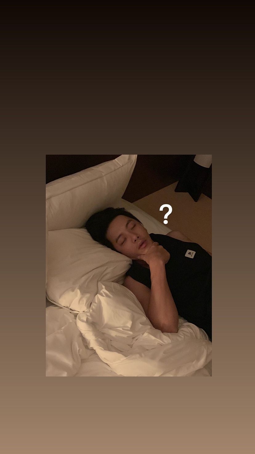 坤達的睡姿被柯佳嬿公開，手勢超詭異。（翻攝自柯佳嬿IG）