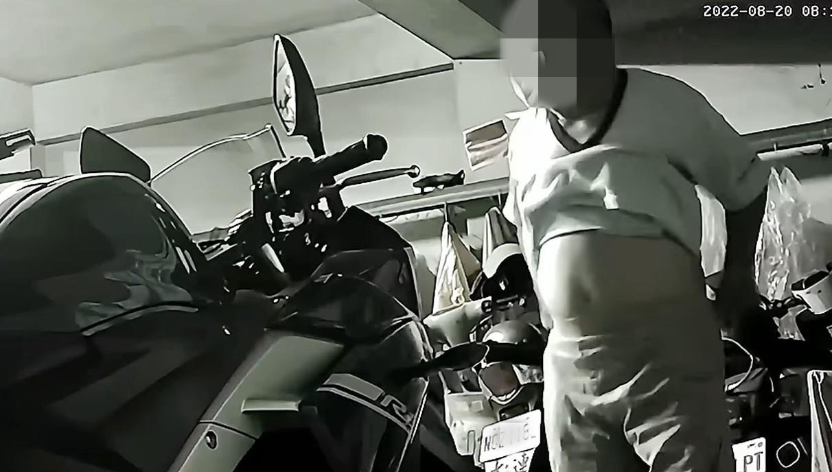 一名惡鄰居在網友的重機灑尿。  (翻攝自爆料公社)