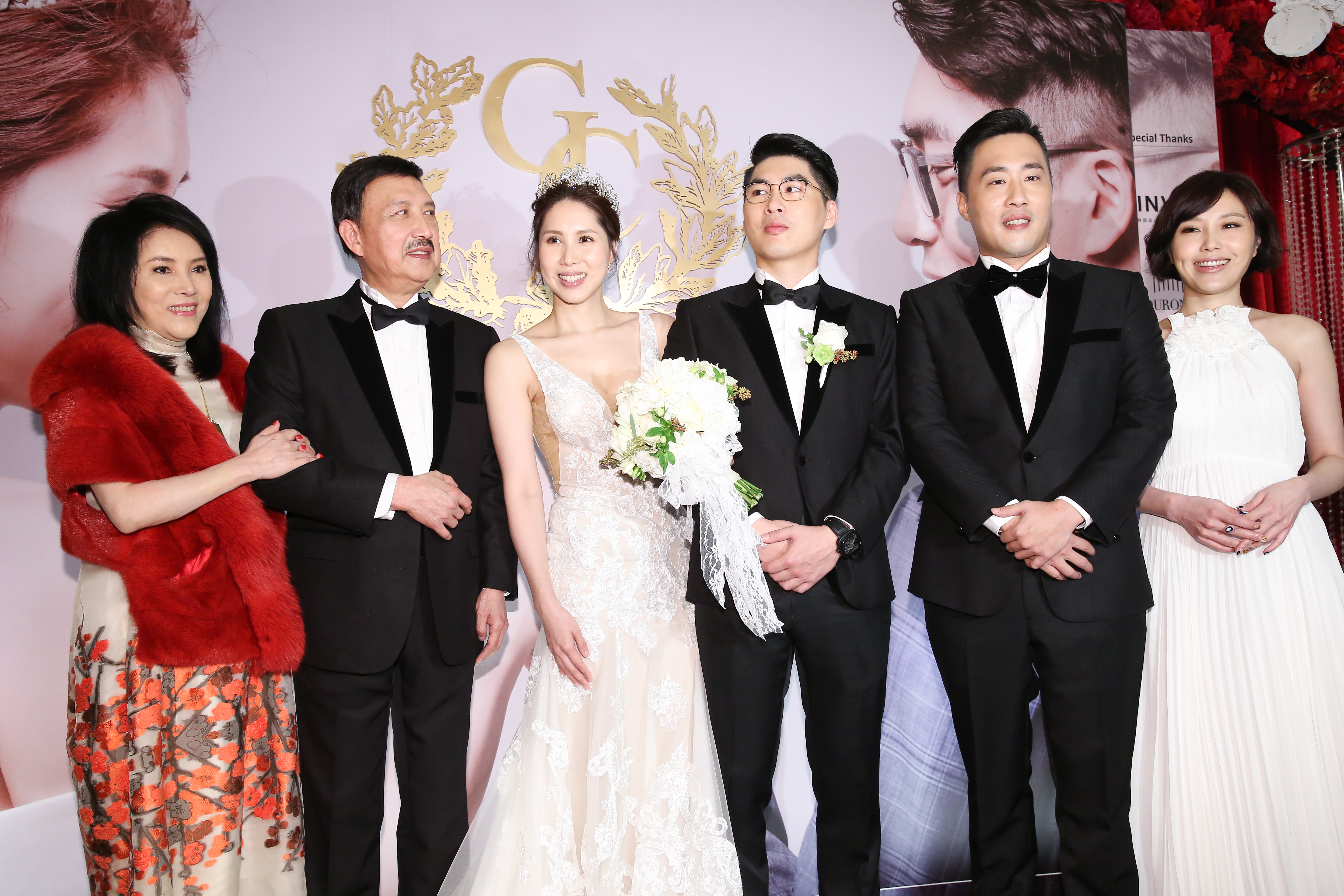 余天的女兒余苑綺（左3）2022年癌逝，今日卻傳出老公陳鑒（右3）涉當詐團車手，遭收押禁見。（本刊資料室）