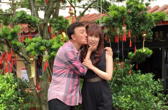 余天稍早現身榮總悲痛宣布，女兒余苑綺過世。（翻攝自余苑綺臉書）