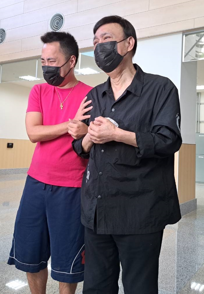 余天和余祥銓傍晚含淚宣布余苑綺過世的消息。(讀者提供)