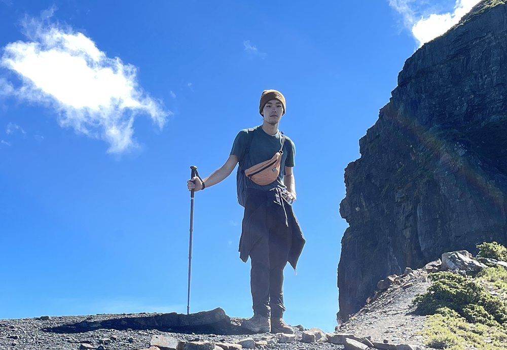 牧森日前與友人登大霸尖山，不料友人中途高山症發作，登山行差點功虧一簣。（周子娛樂提供）