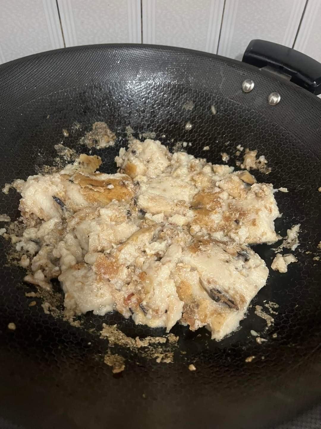 有位網友po文煎鹹粿料理後的照片，結果成品竟糊成一團。（翻攝自爆廢公社）