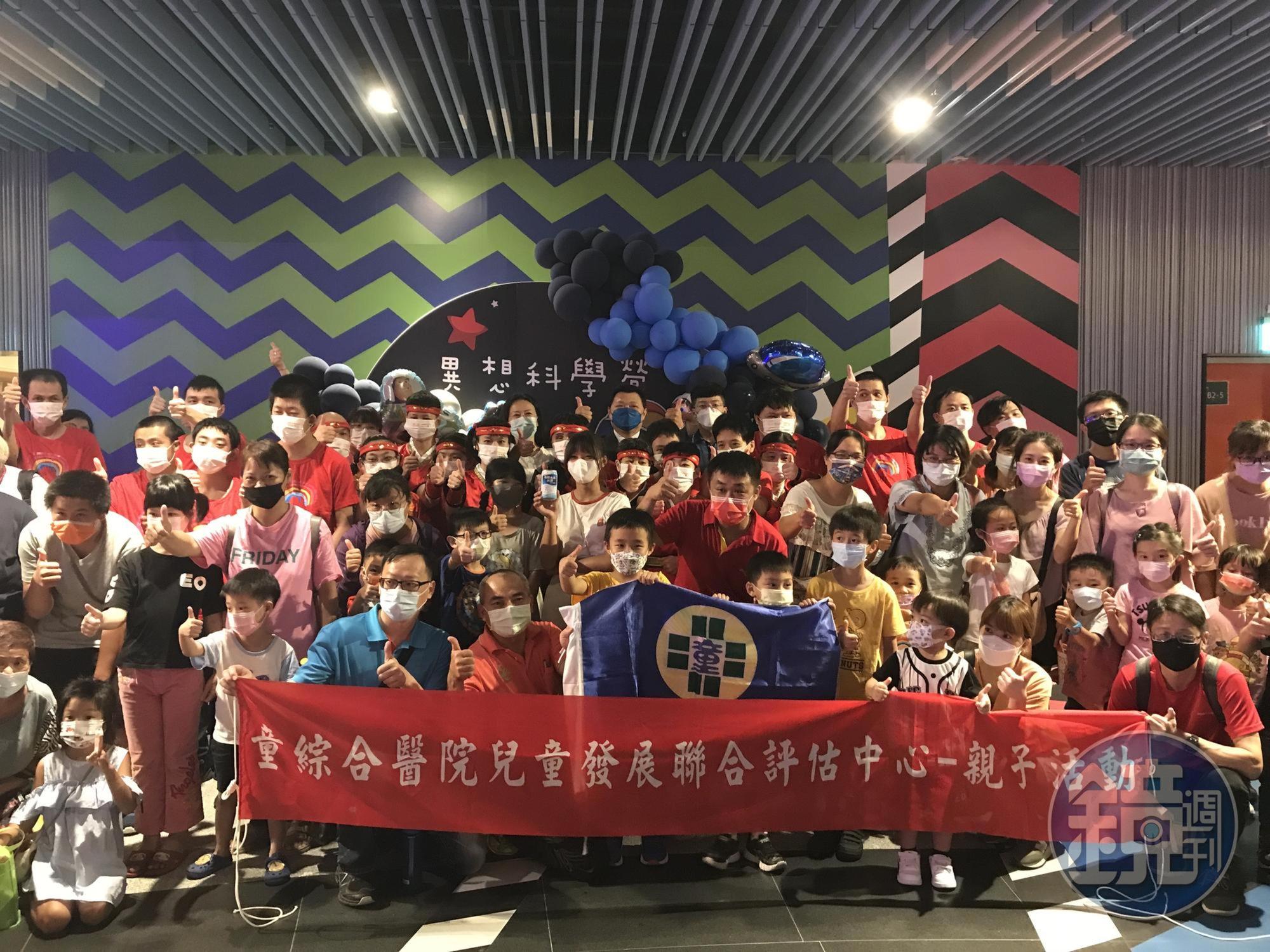 德水園教養院的園生在現場表演太鼓打擊與大旗舞動，將在園內訓練的成果呈現，熱絡現場氣氛與活力。（讀者提供）