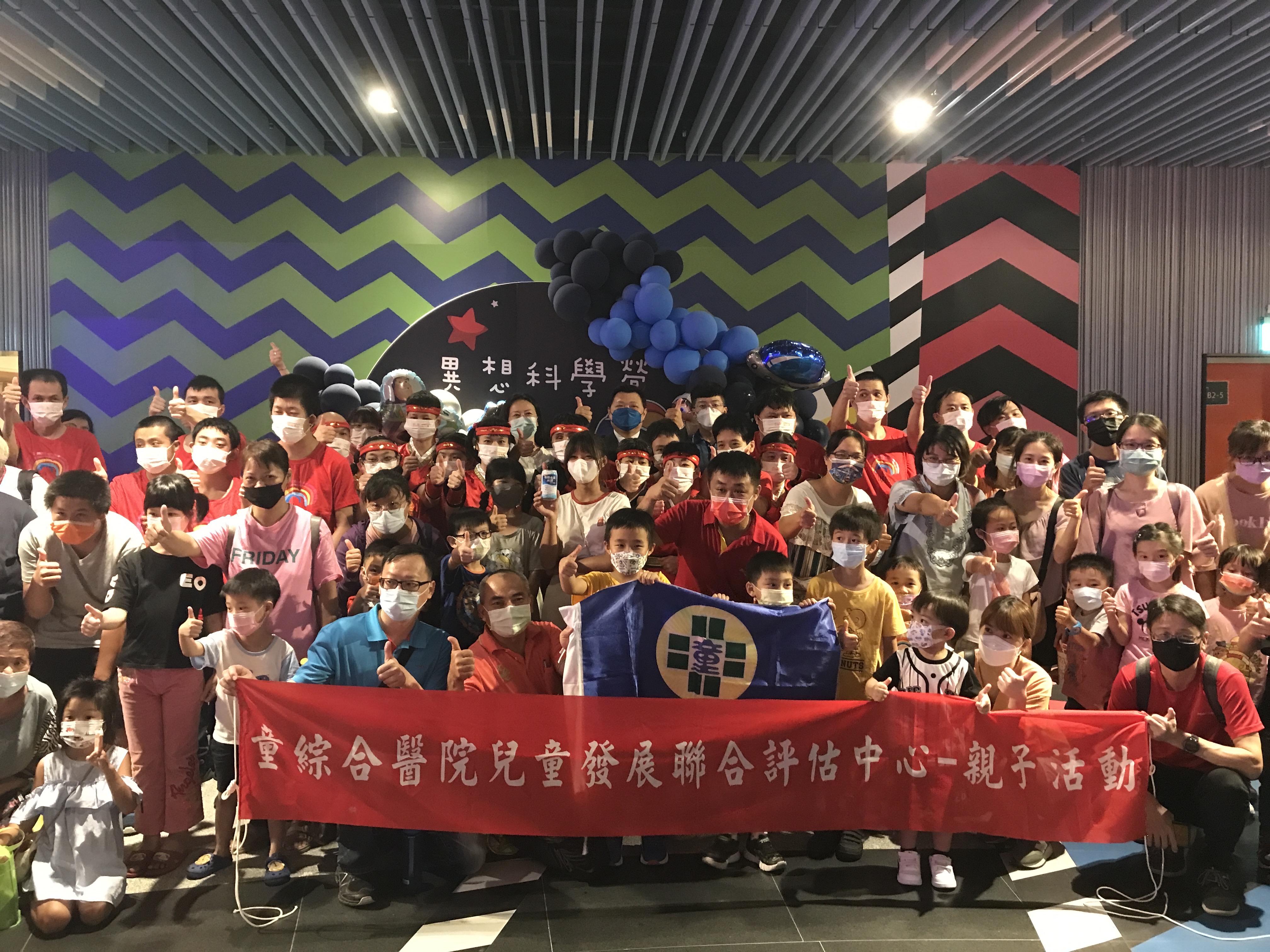 德水園教養院的園生在現場表演太鼓打擊與大旗舞動，將在園內訓練的成果呈現，熱絡現場氣氛與活力。（讀者提供）