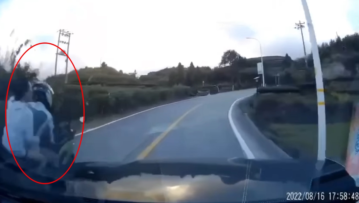 重機騎士高速超車，沒想到下秒GG了。（翻攝自爆廢公社公開版）