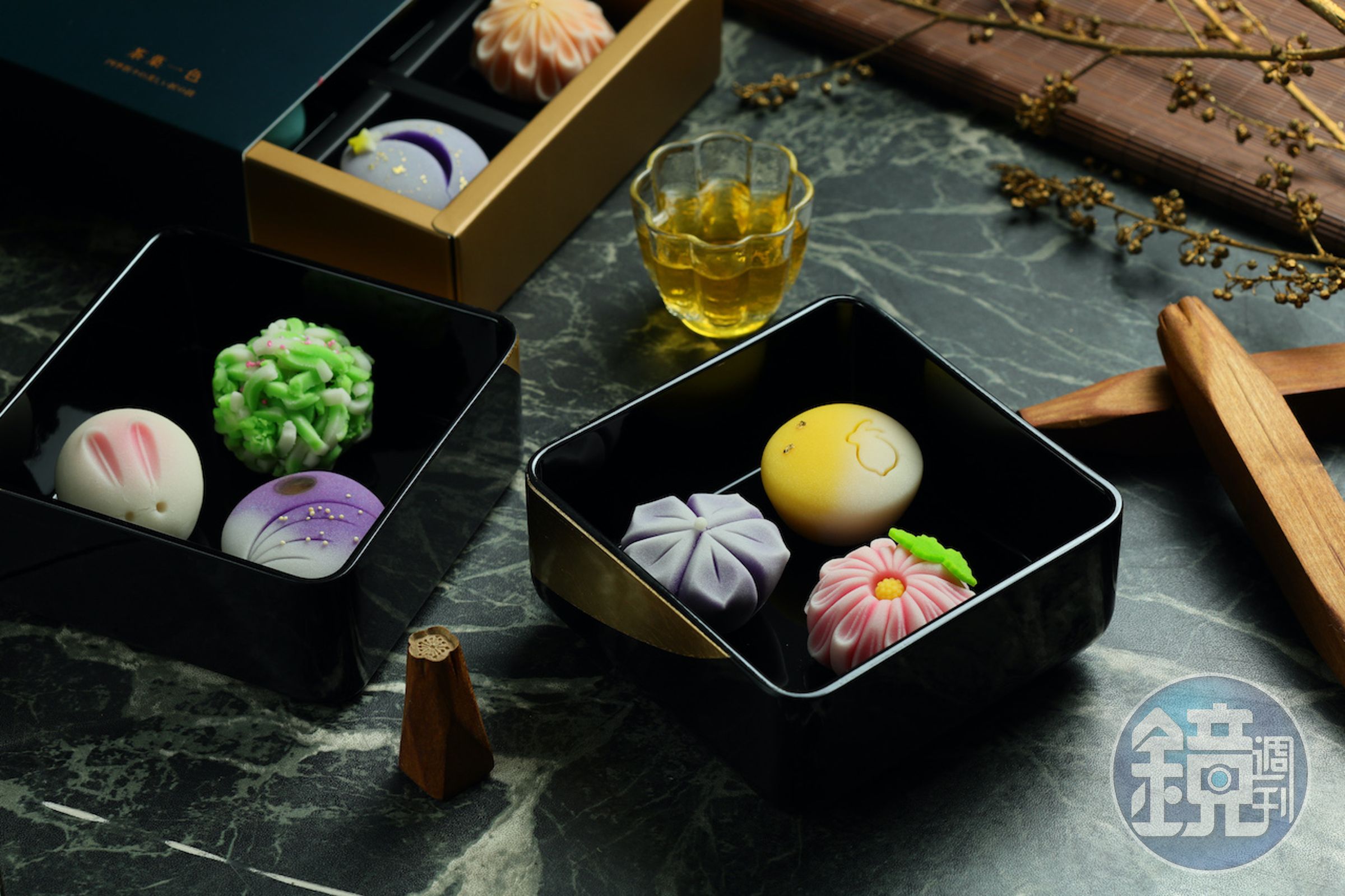 打造四季風雅的「季節上生菓子禮盒」，嘗得到柚子、抺茶、草莓白豆沙、芒果百香果及法國精品甜點Pierre Hermé 的招牌覆盆子玫瑰荔枝等多樣風味。（1,080元／盒，6入）