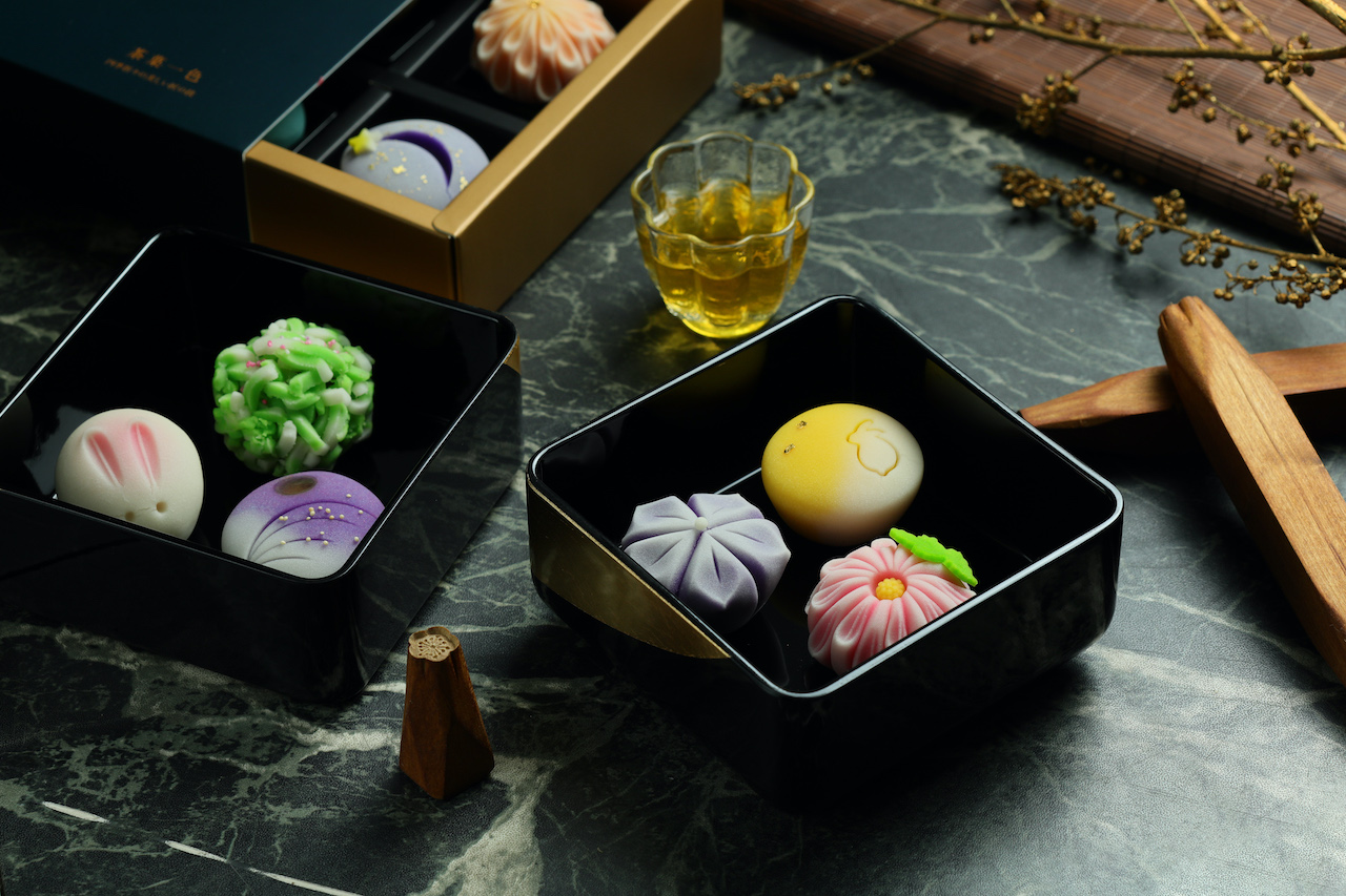 打造四季風雅的「季節上生菓子禮盒」，嘗得到柚子、抺茶、草莓白豆沙、芒果百香果及法國精品甜點Pierre Hermé 的招牌覆盆子玫瑰荔枝等多樣風味。（1,080元／盒，6入）